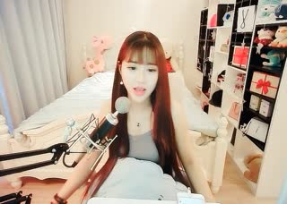 长发妹子翻唱《因为你》~声音很甜~