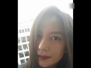 谢娜调侃赵薇自拍照像何炅