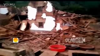 [拍客]实拍云南鲁甸6·5级地震房屋倒塌救援被埋人员现场