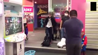 啤酒肚大叔玩跳舞机，这舞步萌的也是没sei了