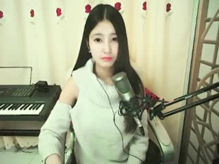 萌妹子翻唱民谣歌曲《我在太原和谁一起假装悲伤》