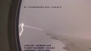 大韩航空一乘客记录客机被闪电击中瞬间