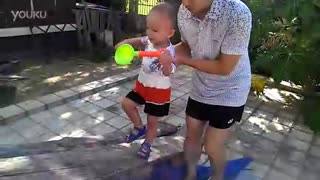 2012-7-15-0852十七个月边走踏步边数数_标清