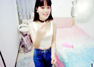边跳边唱~妹子翻唱《天黑了你还记得我吗》
