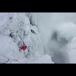 加拿大登山家成功挑战尼亚加拉冰冻瀑布