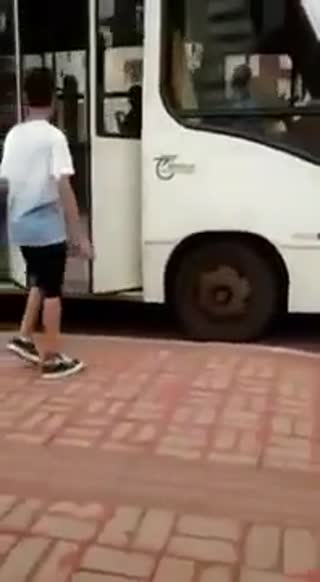 干得漂亮！在公交车门扣绑鞋带的恶作剧被反制