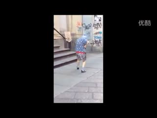 搞笑 97岁老太当街大跳牛仔舞 身体灵活