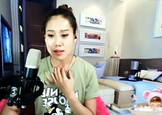我一个人在《悲伤的秋千》上~来回的摇晃~