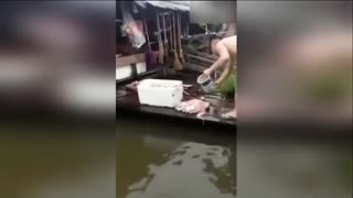 男子用动物内脏轻松钓食人鱼