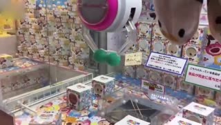 玩日本夹娃娃机，夹到的结果超悲剧