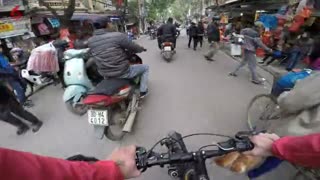 在越南河内骑行