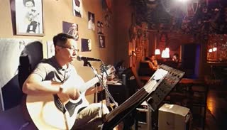 酒吧歌手船长吉他弹唱《温柔坏男人》