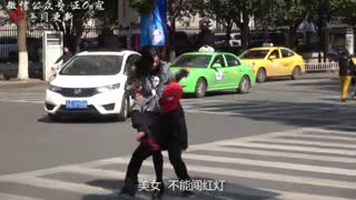 【正on寇】中国街头惊现蜘蛛侠强抱路人
