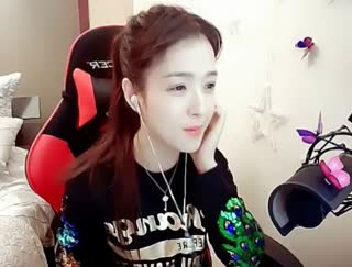 萌妹子翻唱《雨一直下》~梦在瞬间崩塌