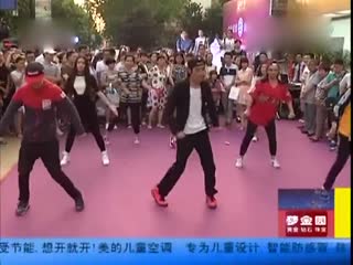 济南舞团街头快闪女孩举戒指向男友“求婚”
