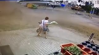 太口怕了！妈妈推婴儿车差点遭遇严重车祸