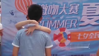 情侣七夕现场激吻 女同成亮点