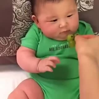 宝宝张嘴的表情萌爆了！你到底给不给我吃