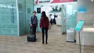 浦东机场候机室一个女的玫瑰金被一个男的撞掉地上，苹果女居然让人家赔5万！！我的天哪！！
