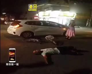 六旬大爷碰瓷 众人指责后想开溜 按都按不住