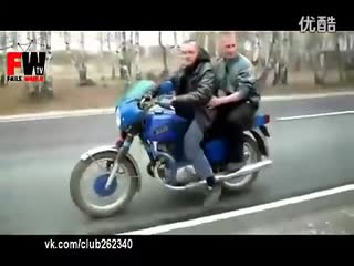 悲催的两哥们 开抽了 搞笑  搞笑集锦  搞笑视频 .flv