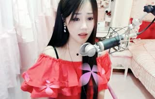 邻家小妹走心翻唱《我的右边你的左肩》