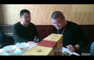  多地网友接力拼酒量 南阳“六斤哥”边喝边吐