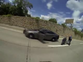 不作就不会死，骑摩托车在路上装逼结果追尾了警车