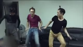 骚男超娘化妆舞 洗脑神曲亮瞎双眼