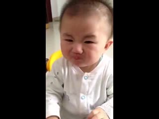 当萌娃吃到酸柠檬后的反应