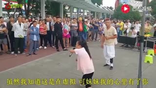 她没手没脚但心中有爱 励志姑娘一首《微信爱》唱出人间真爱