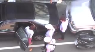 实拍女子撞见男友劈腿 当街将其暴打